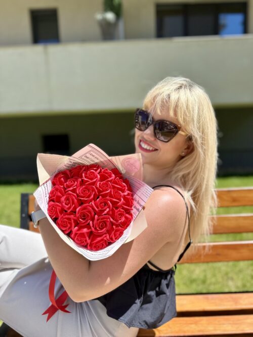 Buchet Scarlet Stories